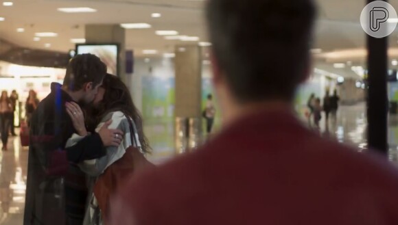 Dois anos após a viagem, Mario (Bruno Gagliasso) vê Alice (Giovanna Antonelli) beijar César (Rafael Cardoso) no aeroporto, e ela confessa ao amigo estar apaixonada pelo economista, na novela 'Sol Nascente'