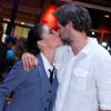Giovanna beija o marido, Leonardo Nogueira, na coletiva de 'Sol Nascente'
