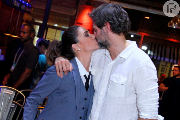 Giovanna beija o marido, Leonardo Nogueira, na coletiva de 'Sol Nascente'