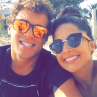 Aline Riscado e Felipe Roque treinam funcional com personal em praia: 'Animação'