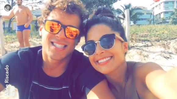 Aline Riscado e Felipe Roque treinam funcional com personal em praia: 'Animação'
