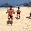 Aline Riscado e Felipe Roque aproveitaram a manhã ensolarada do Rio para praticar um treino funcional na praia