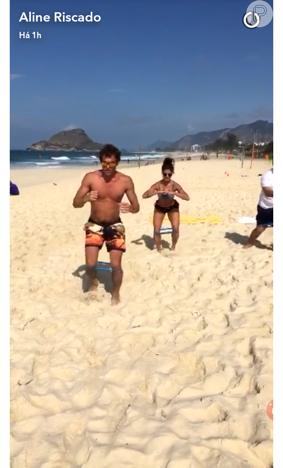 Aline Riscado e Felipe Roque aproveitaram a manhã ensolarada do Rio para praticar um treino funcional na praia