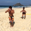 Aline Riscado e Felipe Roque foram à praia para se exercitar com um personal trainer