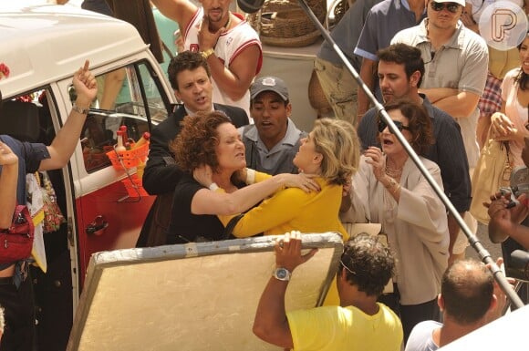 'Amor à Vida': Márcia (Elizabeth Savala) e Edith (Bárbara Paz) brigam no meio da rua por causa de Félix (Mateus Solano)