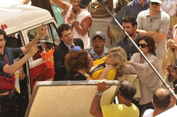 'Amor à Vida': Edith (Bárbara Paz) e (Elizabeth Savala) trocam ofensas e partem para briga por causa de Félix (Mateus Solano). A cena foi gravada no Rio de Janeiro, em 29 de novembro de 2013