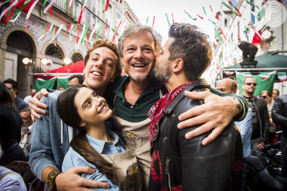 Vittorio (Marcello Novaes) posa com os filhos Mario (Bruno Gagliasso), Milena (Giovanna Lancellotti) e Peppino (João Côrtes) na novela 'Sol Nascente'