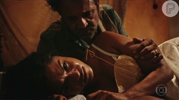 Luzia (Lucy Alves) morre nos braços de Santo (Domingos Montagner), pedindo que ele seja feliz de verdade, como nunca foi ao seu lado, na novela 'Velho Chico'