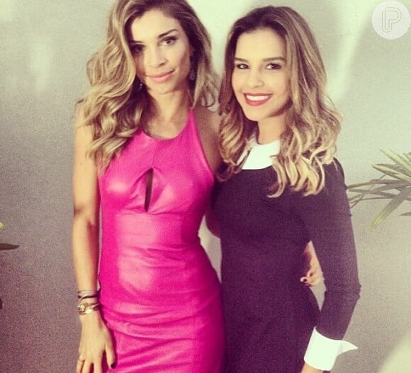 Grazi Massafera e Mariana Rios posaram juntas nos bastidores do programa 'Superbonita' em 15 de julho de 2014