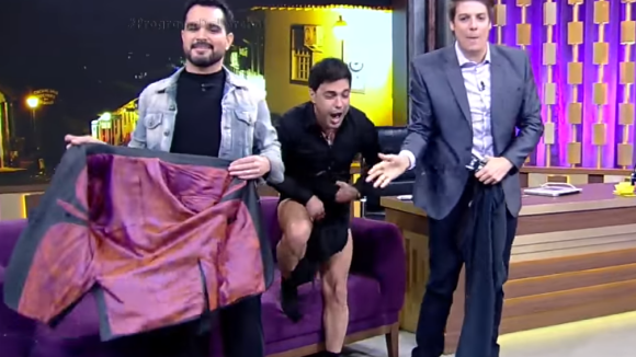 Zezé Di Camargo tira calça em programa na TV e Luciano dispara: 'Você tá doido?'