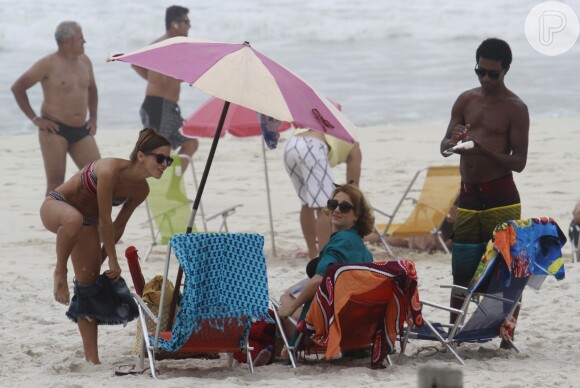 Fernanda de Freitas é fotografada colocando a bermuda na praia