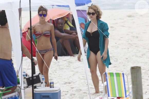 Fernanda de Freitas e Letícia Isnard são flagradas em gravação na praia