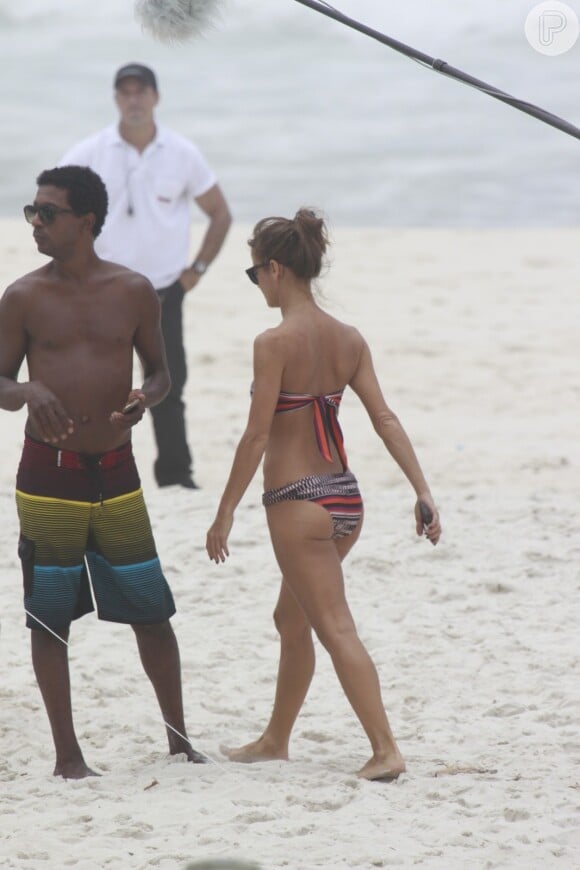 Fernanda de Freitas usa biquíni comportado em gravação na praia