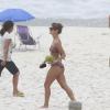 Fernanda de Freitas caminha na praia durante gravação