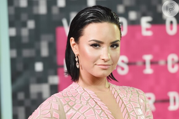 Depois que deixou os fios compridos de lado, o wet look se tornou um dos estilos mais investidos por Demi Lovato. O mais marcante e que aumentou a tendência foi durante o MTV Video Music Award 2015, onde usou com fios todos para trás