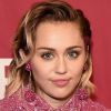 Miley Cyrus adotou o visual com fios soltos, topete e glitter na lateral do cabelo