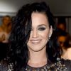 Para conferir a coleção da grife Moschino primavera/verão 2017, Katy Perry apostou na tendência wet look com o estilo messy