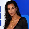 Para o VMA 2016, Kim Kardashian usou o wet look em um penteado solto com ondas naturais e fios dividos de lado