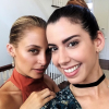 Nicole Richie e Camila Coutinho posam juntas exibindo seu wet look com um coque polido