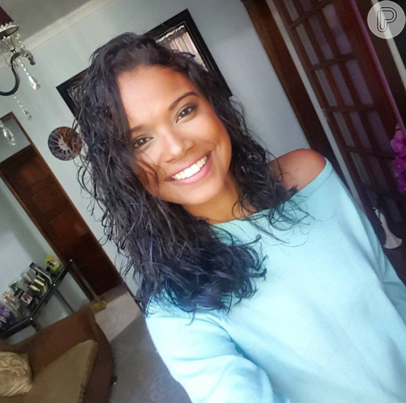 Aline Dias, primeira protagonista negra da novela 'Malhação', exibe tendência wet look em fios naturais