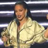 Para o VMA 2016, Rihanna investiu no aspecto molhado com os fios soltos e penteados todo para trás