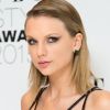 No Elle Style Awards, em 2015, Taylor Swift exibiu fios com aspecto molhado com penteado lateral