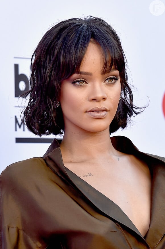 Em maio de 2016, no Billboard Music Awards, Rihanna exibiu fios acima dos ombros com franjinha e apostou na tendência wet look