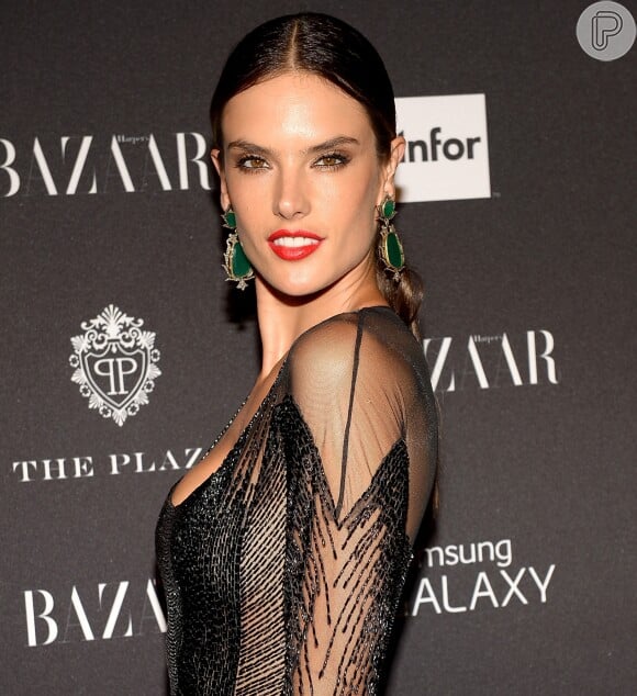 Em um lançamento de marca de celular, a modelo Alessandra Ambrósio apostou no visual wet com cabelos divididos ao meio e maxibrincos