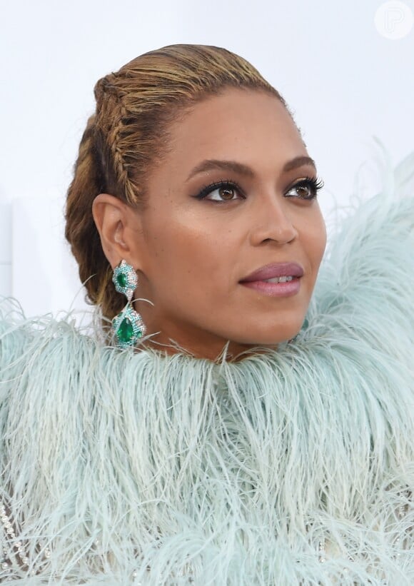No VMA 2016, a cantora Beyoncé exibiu um penteado preso com topete wet e trança lateral