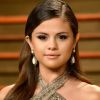 Para exibir um look glamouroso no Oscar de 2014, Selena Gomez apostou na tendência wet com penteado lateral
