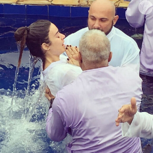 Thaila Ayala postou um registro do seu batismo na Igreja Pentecostal Anabatista feito em uma piscina