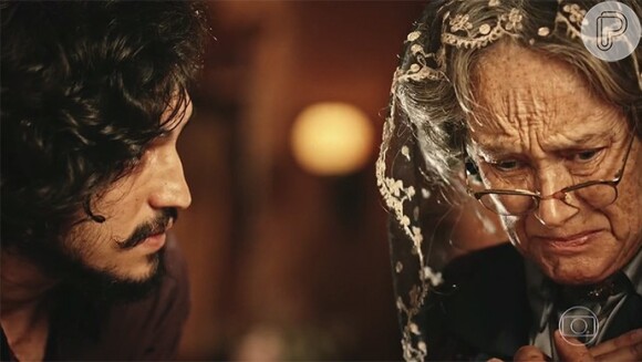 Miguel (Gabriel Leone) aparece a tempo de salvar Encarnação (Selma Egrei) do afogamento, na novela 'Velho Chico'