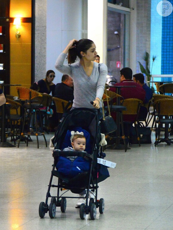 Otto, de 4 meses, passeou no aeroporto com a mãe, Sophie Charlotte, e os avós