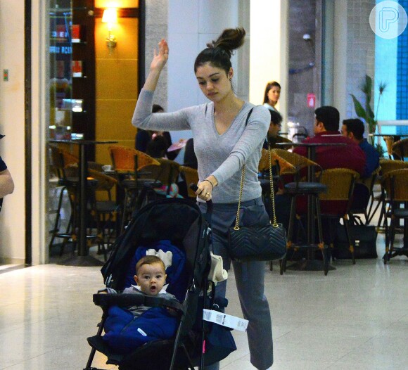 Sophie Charlotte embarcou no aeroporto Santos Dumont levando o filho, Otto, de 5 meses