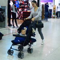 Filho de Sophie Charlotte rouba a cena ao embarcar com a mãe em aeroporto. Fotos