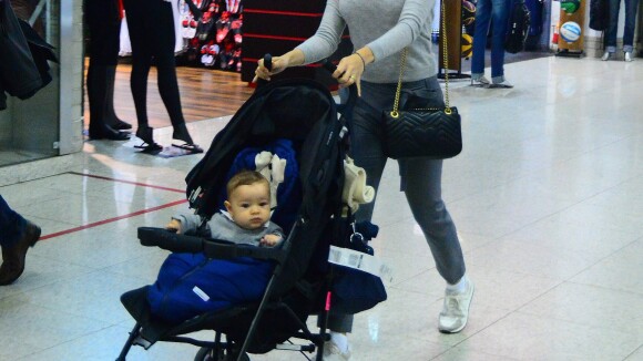 Filho de Sophie Charlotte rouba a cena ao embarcar com a mãe em aeroporto. Fotos