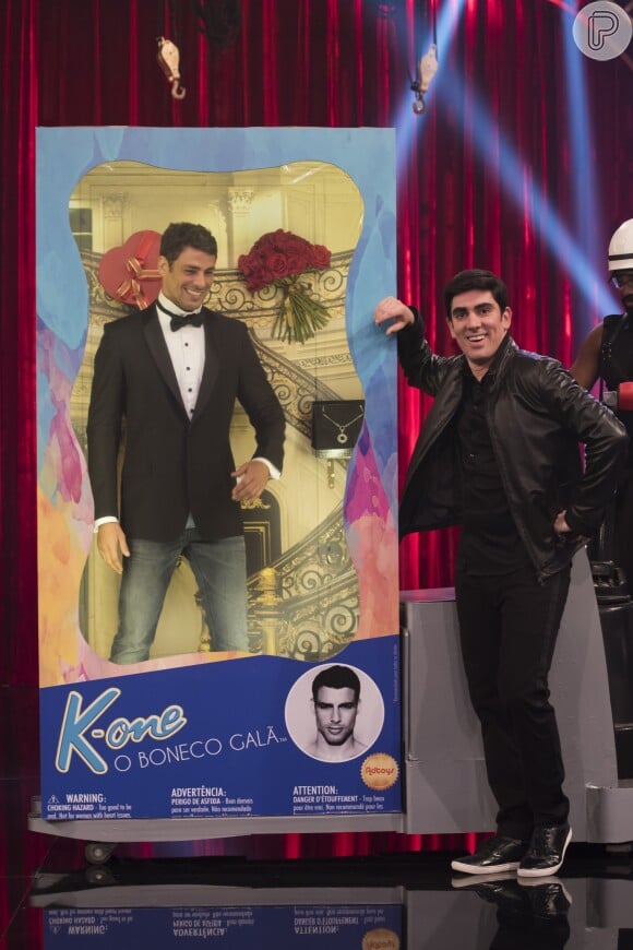 Cauã Reymond entrou no programa 'Adnight' vestido de boneco e foi comparado ao Ken na versao K-one, o boneco galã
