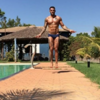 Lucas Lucco exibe abdômen sarado ao pular corda de sunga: 'Mais um dia'