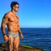 Lucas Lucco já exibiu suas várias tatuagens e seu físico sarado nas redes sociais