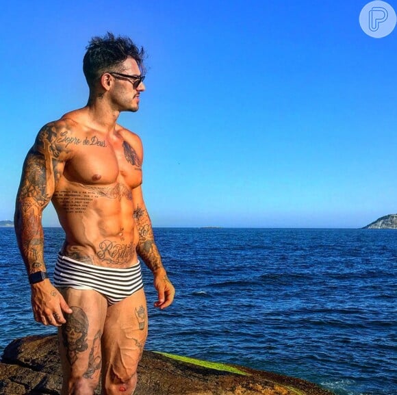 Lucas Lucco já exibiu suas várias tatuagens e seu físico sarado nas redes sociais