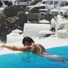 Juliana Paes, estrela de campanha ao lado de Grazi Massafera, postou imagens de biquíni durante férias na Grécia, em agosto de 2016, onde esteve na companhia do marido, Carlos Eduardo Baptista