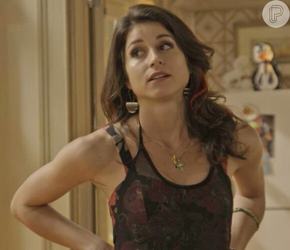 Interesseira, Carmela (Chandelly Braz) quer roubar o namorado da irmã, na novela 'Haja Coração'