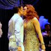 Claudia Raia e Jarbas Homem de Mello se beijam na pré-estreia de 'Crazy for You', em São Paulo, em 2 de dezembro de 2013