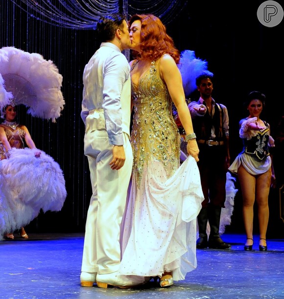 Claudia Raia e Jarbas Homem de Mello se beijam na pré-estreia de 'Crazy for You', em São Paulo, em 2 de dezembro de 2013