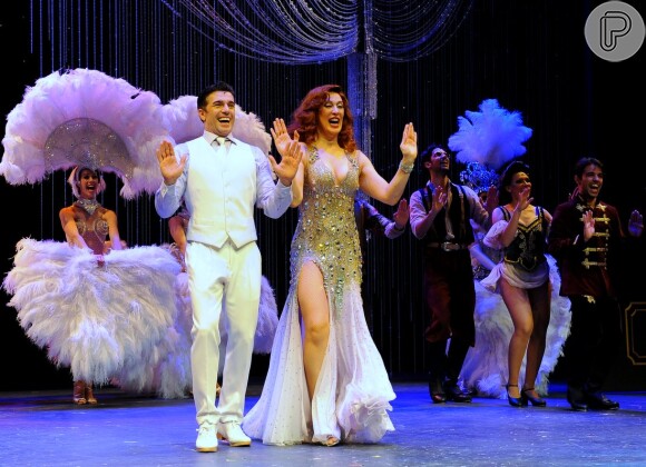 Claudia Raia e Jarbas Homem de Mello dançam no palco do espetáculo 'Crazy for You'