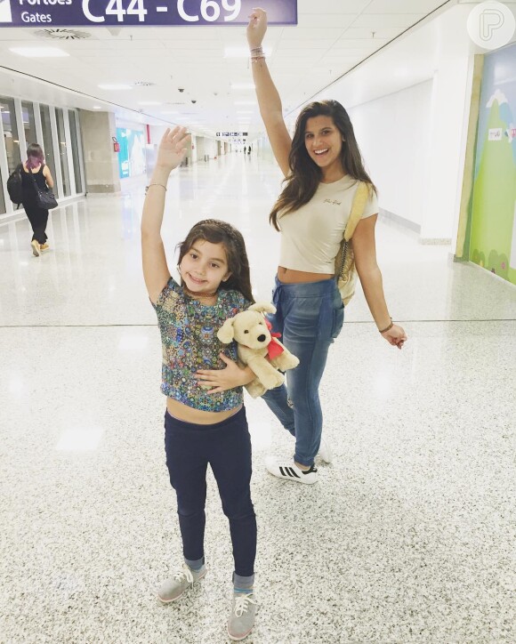 Giulia Costa posou com a irmã Olívia, de 6 anos, antes de embarcar para Nova York, nos Estados Unidos