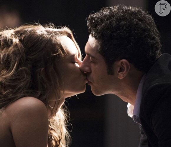 Tancinha (Mariana Ximenes) e Beto (João Baldasserini) se beijam, na novela 'Haja Coração', em setembro de 2016