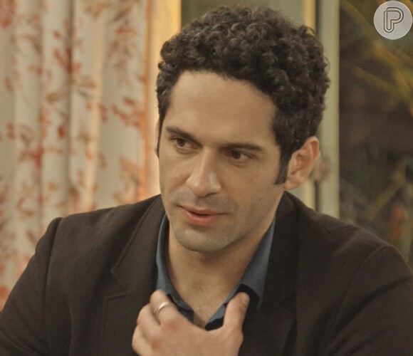Beto (João Baldasserini) se sente culpado ao ouvir os elogios de Tancinha (Mariana Ximenes) e não consegue transar com ela, na novela 'Haja Coração'