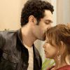 Beto (João Baldasserini) leva Tancinha (Mariana Ximenes) para se divertir em um playground e consegue beijá-la, na novela 'Haja Coração'