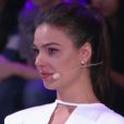 Isis Valverde chorou com homenagem da família em programa na TV